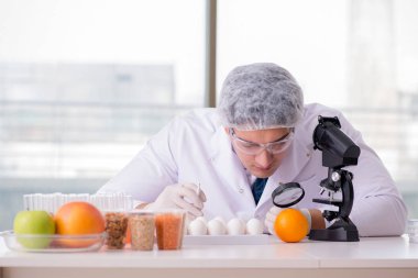 Besin uzmanı gıda ürünlerini laboratuarda test ediyor.