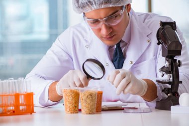 Besin uzmanı gıda ürünlerini laboratuarda test ediyor.