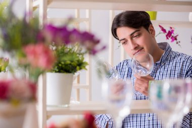 Genç yakışıklı dükkândan alışveriş yapıyor.