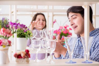 Genç aile dükkandan alışveriş yapıyor.