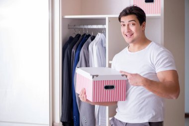 Genç işadamı iş için giyiniyor.