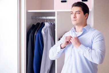 Genç işadamı iş için giyiniyor.