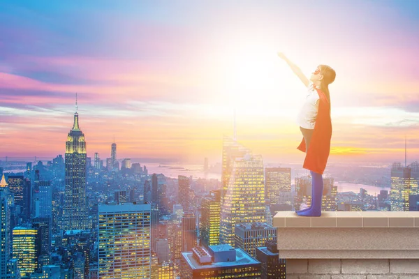 Küçük çocuk şehri kötülükten koruyor.