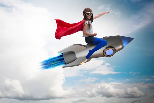 Маленькая девочка летит ракетой в концепции супергероя — стоковое фото