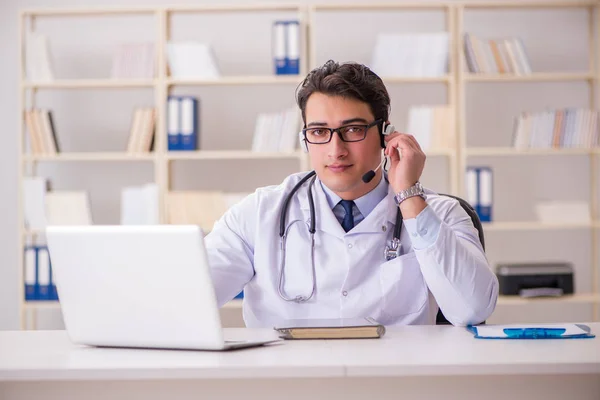 Jovem médico no conceito médico — Fotografia de Stock