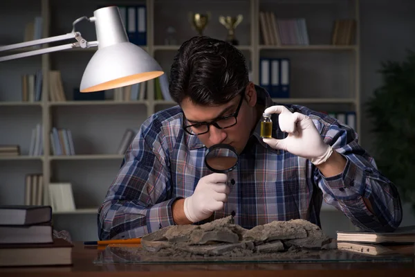 Archeoloog werkt laat in de avond in het kantoor — Stockfoto