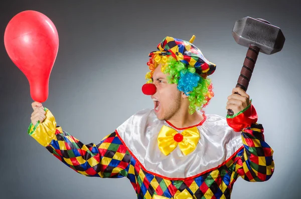 Drôle de clown dans le concept comique — Photo