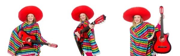 Mooi meisje in Mexicaanse poncho met gitaar geïsoleerd op wit — Stockfoto