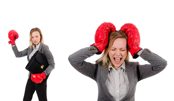 Žena podnikatelka s boxerskými rukavicemi na bílém — Stock fotografie