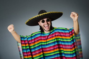 Adam izole bir canlı Meksika panço gri arka planda