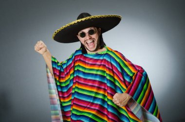 Adam izole bir canlı Meksika panço gri arka planda