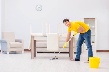 Genç adam evde iş yapıyor.