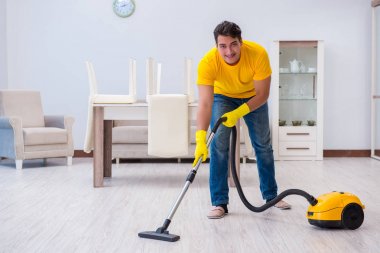 Genç adam evde iş yapıyor.