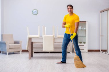 Genç adam evde iş yapıyor.