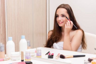 Güzellik anlayışı olan genç bir kadın.