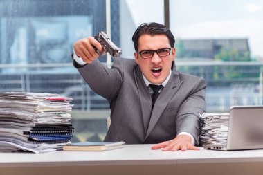 Ofiste silahlı kızgın bir işadamı var.