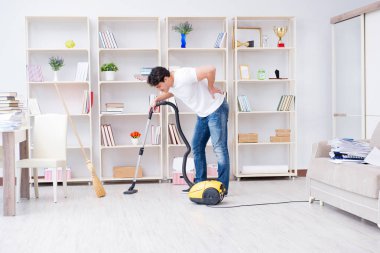 Adam evi temizliyor.