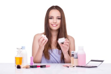 Beyaz tenli, güzel makyajlı genç bir kadın.