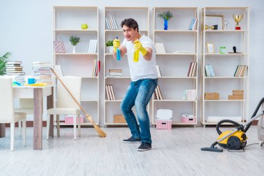 Adam evi temizliyor.