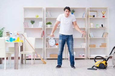 Adam evi temizliyor.