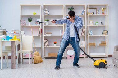 Adam evi temizliyor.