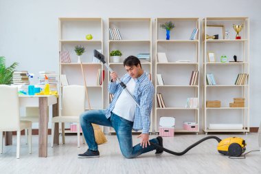 Adam evi temizliyor.