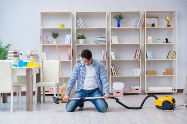 Adam evi temizliyor.