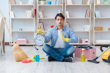 Adam evi temizliyor.