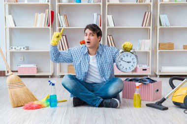 Adam evi temizliyor.