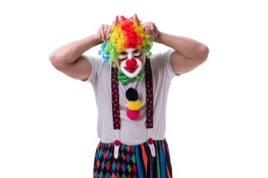 Beyaz arka planda aptalca davranan komik palyaço.