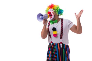 Beyaz arka planda izole edilmiş megafonlu komik bir palyaço.
