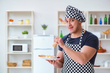 Aşçı mutfakta akşam yemeği hazırlıyor.