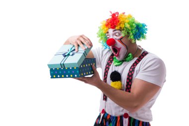 Beyaz arka planda izole edilmiş hediye kutusu olan komik bir palyaço.