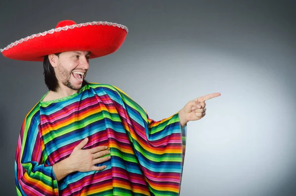 Человек в ярком мексиканском пончо серый фон изолирован — стоковое фото