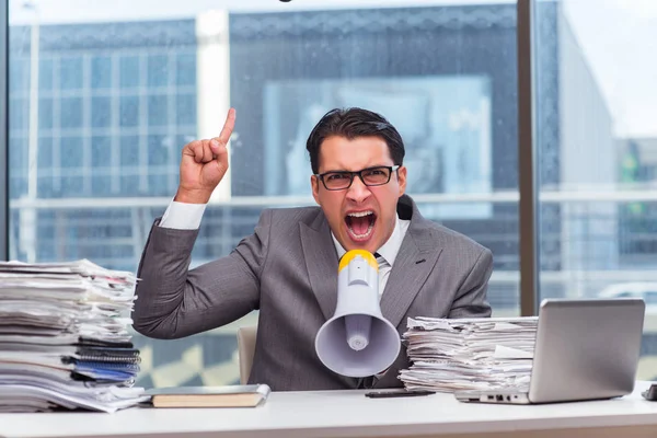 Hombre de negocios enojado con altavoz en la oficina —  Fotos de Stock