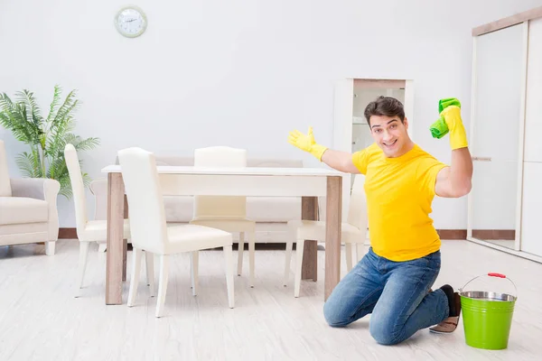 Junger Mann erledigt Hausarbeit — Stockfoto