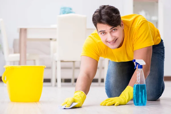 Νεαρός άνδρας που κάνει δουλειές στο σπίτι — Φωτογραφία Αρχείου