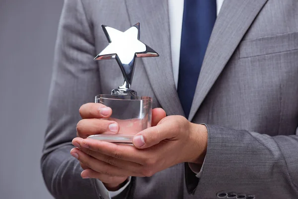 Üzletember holding star Award üzleti koncepció — Stock Fotó