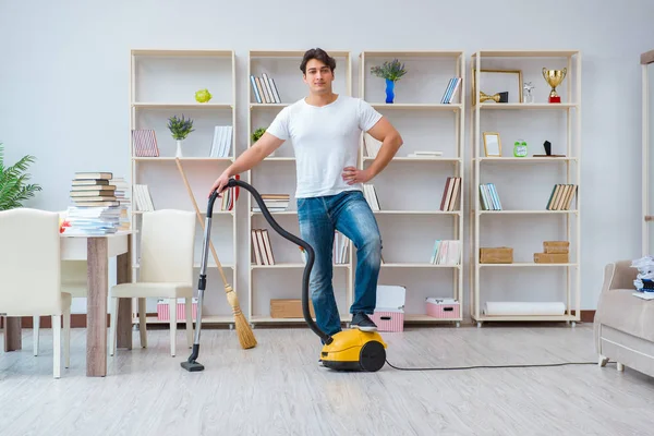 Egy férfi takarít otthon. — Stock Fotó