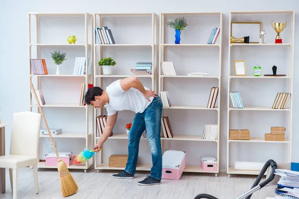 Han städar hemma. — Stockfoto