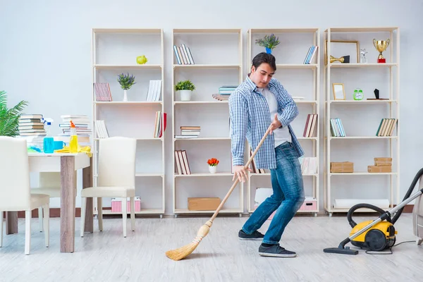 Han städar hemma. — Stockfoto