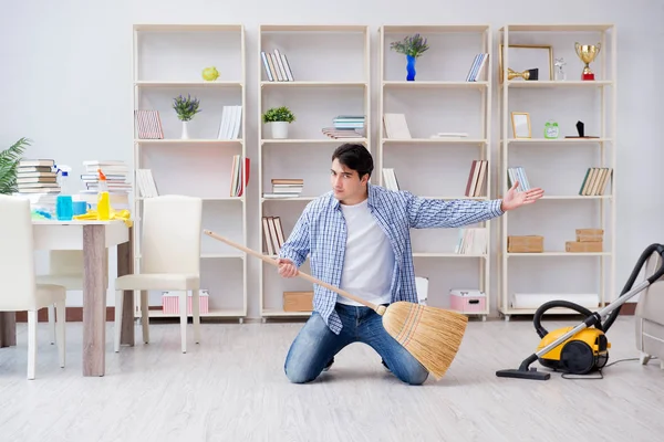 Homem fazendo limpeza em casa — Fotografia de Stock