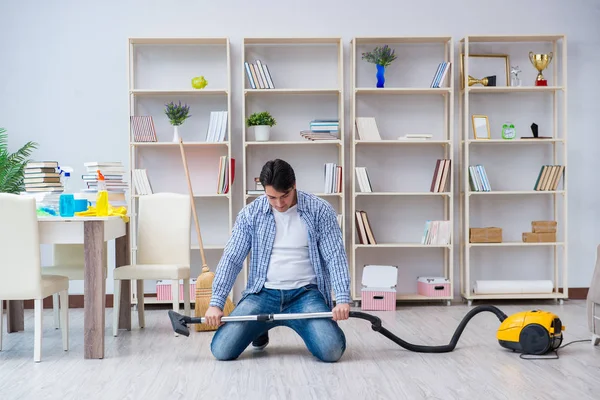 Homem fazendo limpeza em casa — Fotografia de Stock