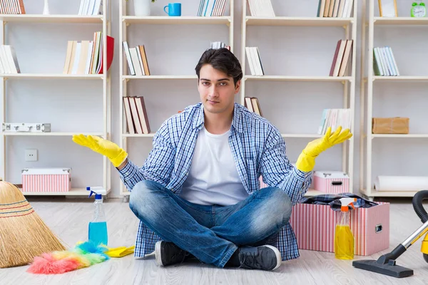 Homme faisant le ménage à la maison — Photo