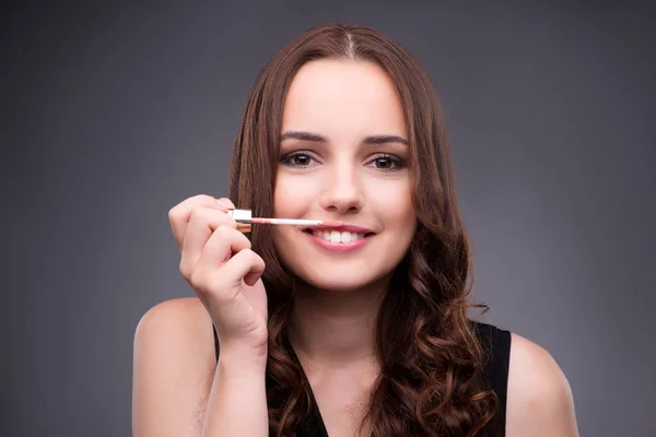 Mujer joven en concepto de maquillaje de belleza — Foto de Stock