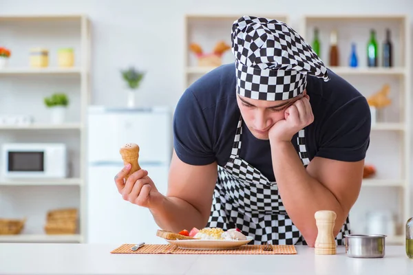 Cocinero cocinero cocinando una cena de desayuno en la cocina — Foto de Stock