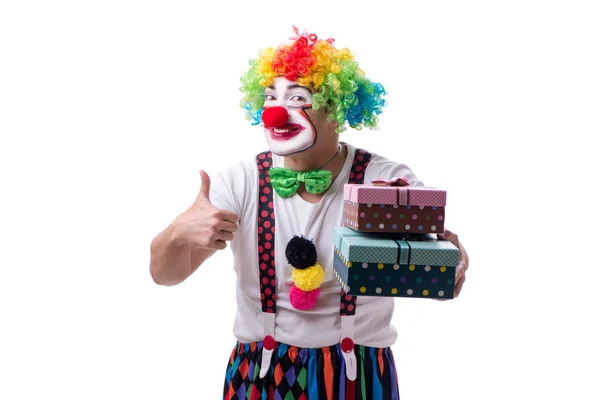 Rolig clown med en gåva presentförpackning isolerad på vit bakgrund — Stockfoto