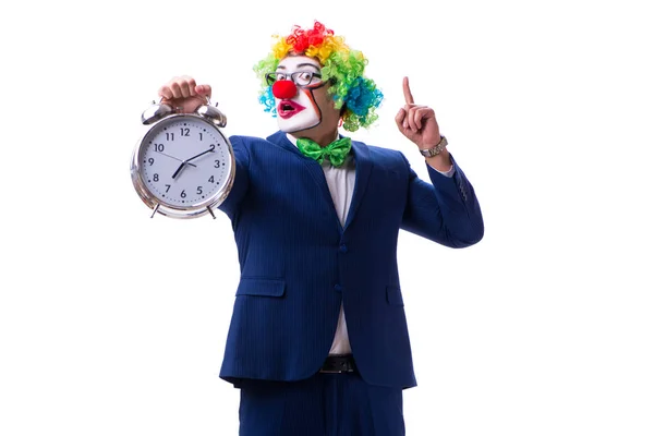 Hombre de negocios payaso divertido con un reloj despertador aislado en ba blanca — Foto de Stock
