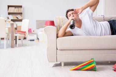 Çılgın Noel partisinden sonra genç adam