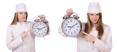 Kadın doktor teslim tarihini kaçırıyor.